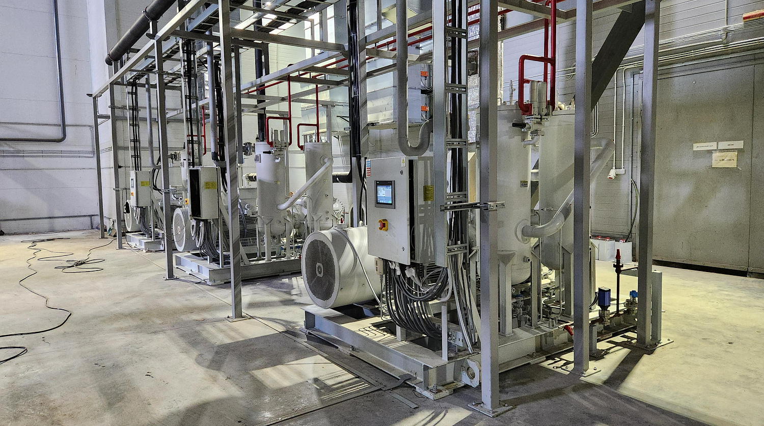 КАСКАДНАЯ СИСТЕМА 2,2 МВт ДЛЯ КАРТОНФРИЗЕРА 10 ТОНН В ЧАС